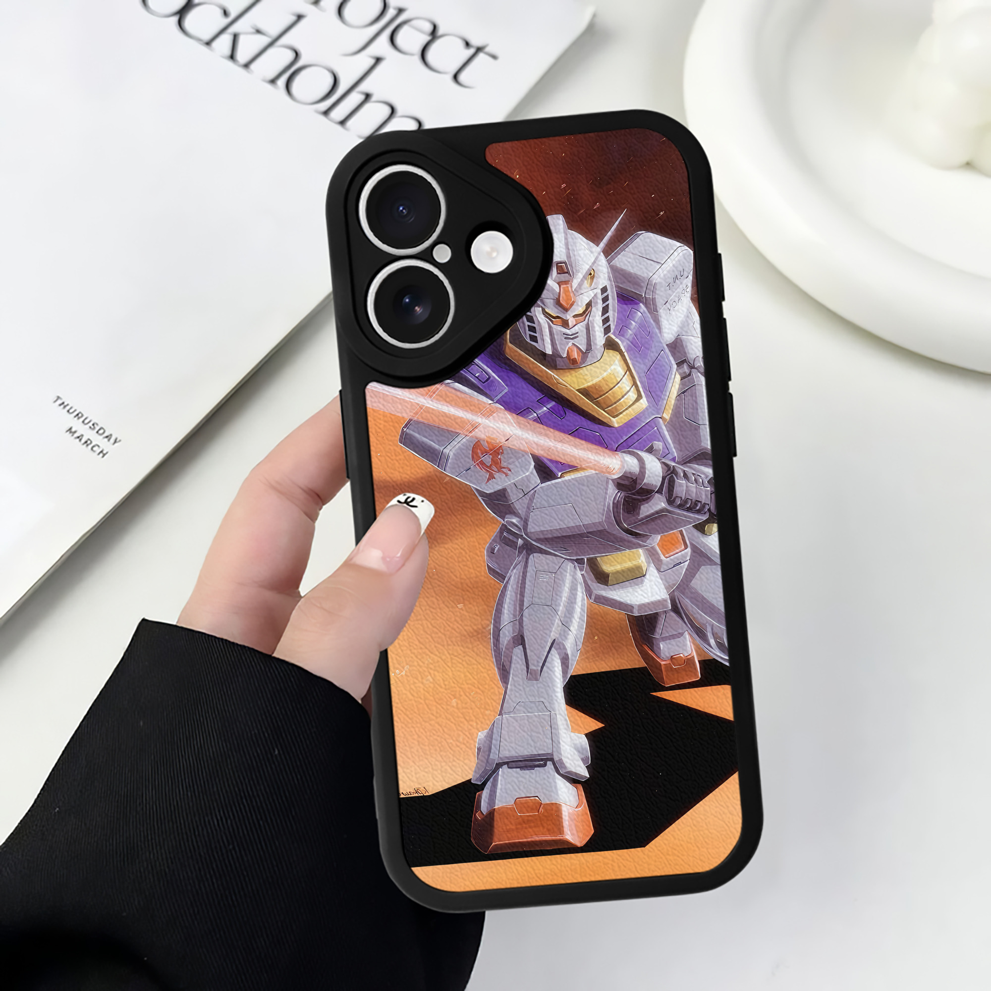 （画像用） 機動戦士ガンダム Mobile Suit Gundam 【iPhone 16シリーズ対応】シリコンスマホケース（レザー調） 材質：シリコン